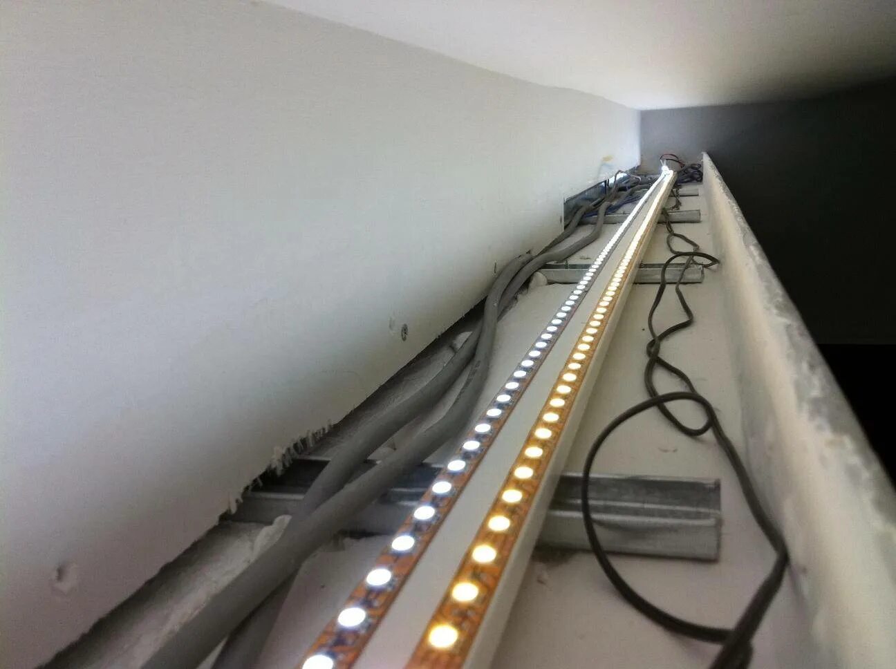 Установка светодиод. Светодиодный линейный фасадный светильник LFS-24w 220v RGB DMX 46x46x1000мм. Монтаж светодиодной ленты. Крепление для светодиодной ленты. Монтаж светодиодной ленты на потолке.