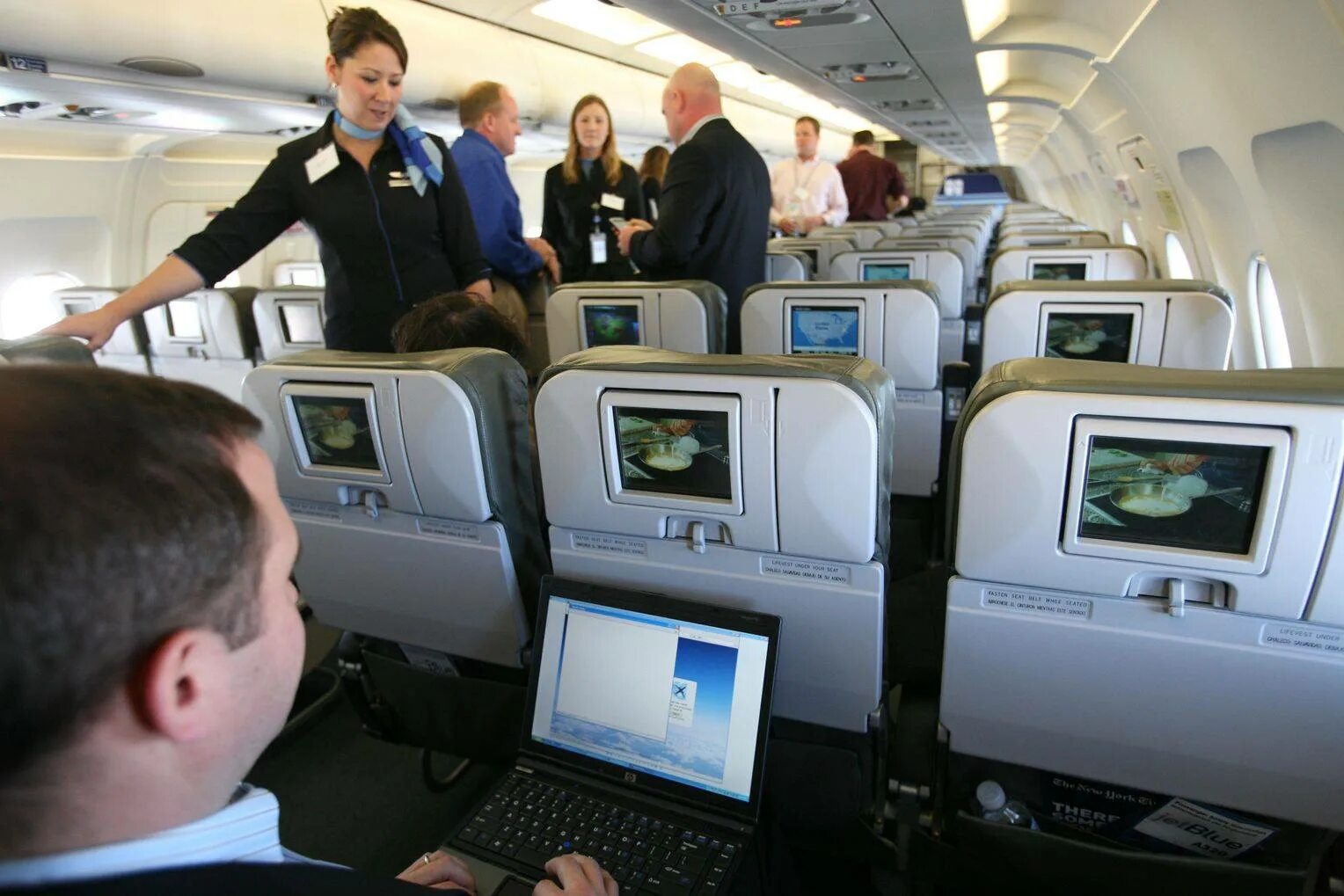 В самолетах можно зарядить телефон. Интернет на борту самолета. Интернет в самолете. WIFI на борту самолета. Вай фай в самолете.
