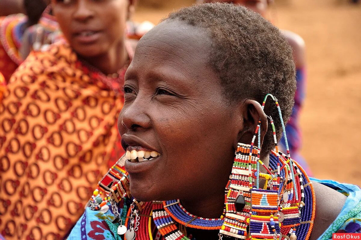 Кения население. Кения и кенийки. Кения племя масаи. Нилоты кения. Ндунгу мэриэнн кенийка.