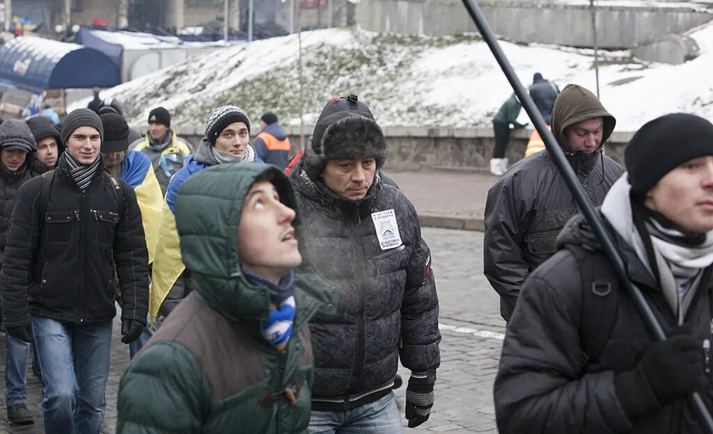 как зовут жителя киева. очередь в поезд. житель киева. с плакатами возле администрации президента украины. украина люди.