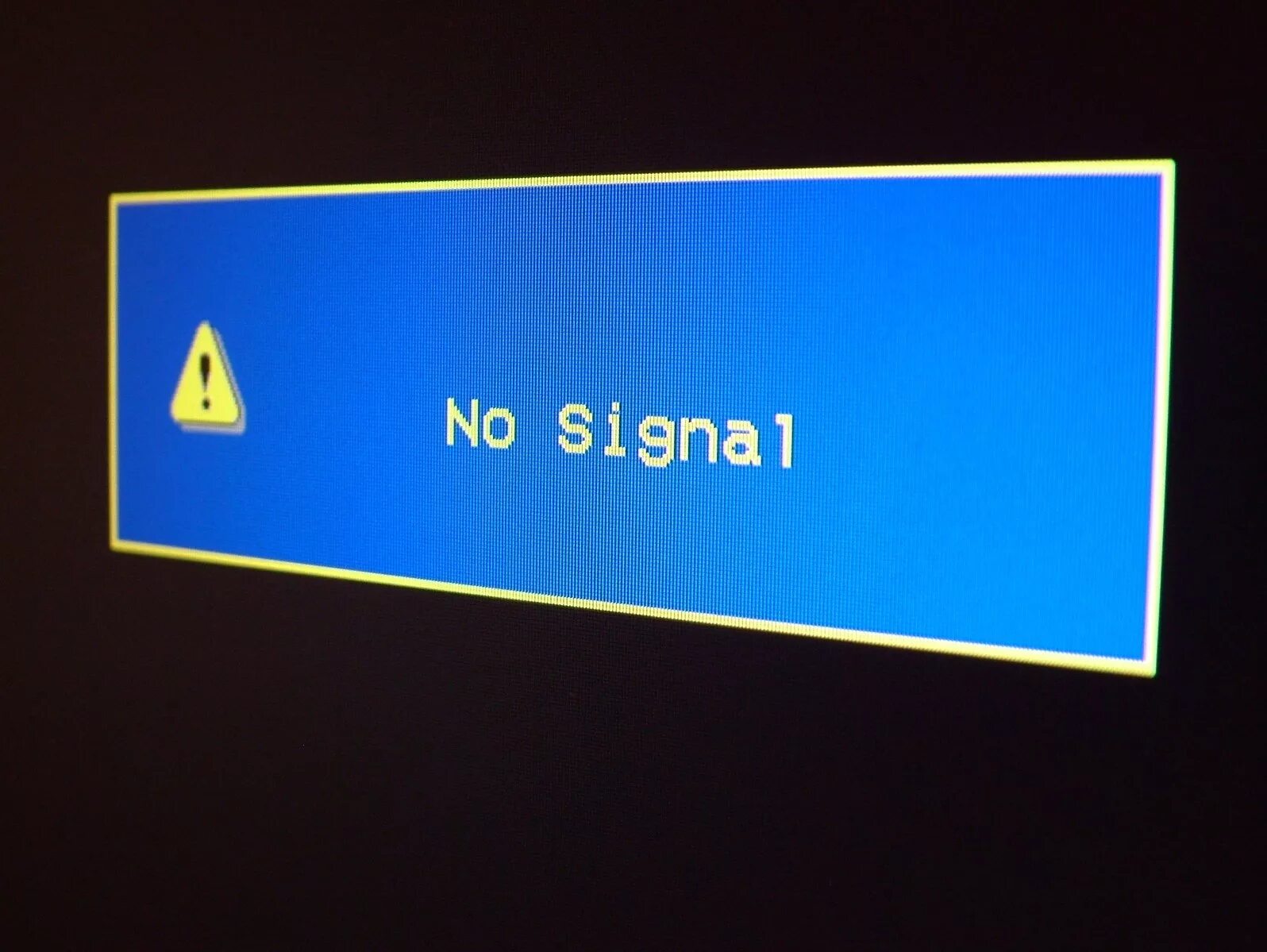 Гаснет монитор нет сигнала. No signal на мониторе. нет сигнала на мониторе. нет сигнала no signal. надпись на мониторе нет сигнала.