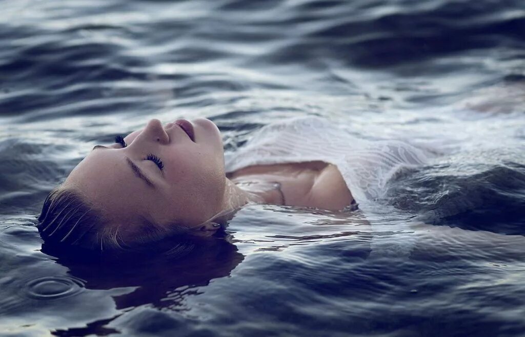 девушка тонет в воде. девушка тонет в море. фотосессия под водой. девушка тонет в воде. тонет в воде.