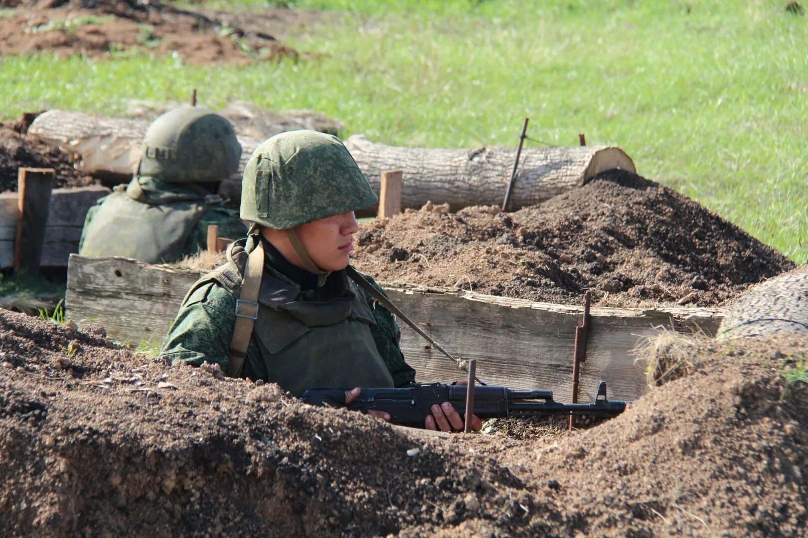 На войне живут бойцы. Военные окопы.