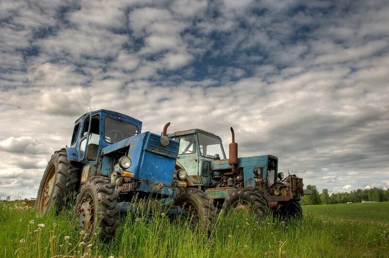 Tractor 2. Два трактора. Трактор 2к. Картинки русских тракторов и комбайнов. Два трактора рядом.