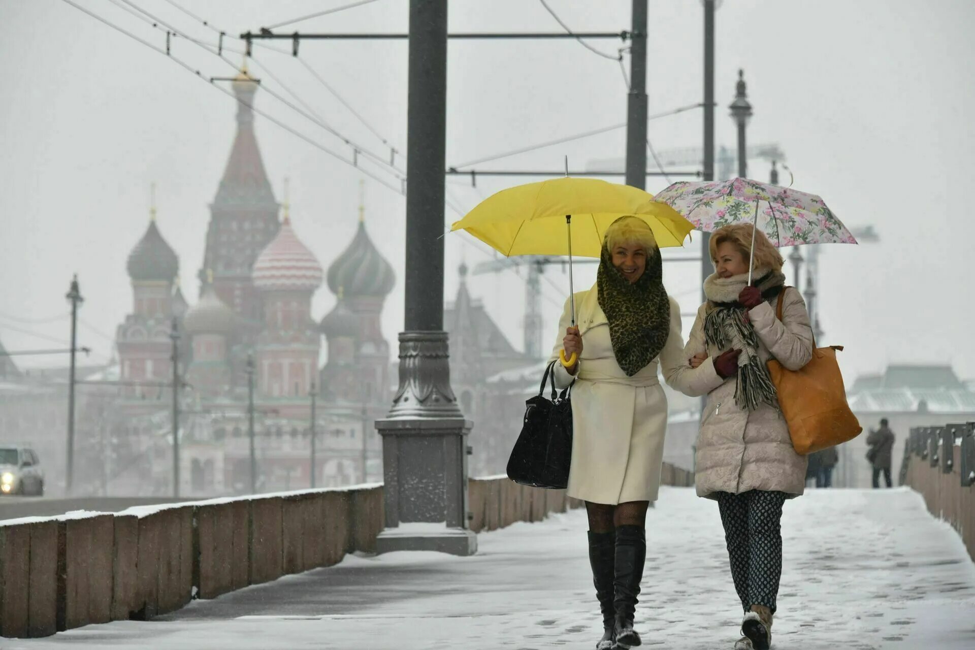 Люди на улице зима. Люди в Москве зимой. Люди на улицах Москвы зимой. Девушки на улицах Москвы. Поговорить на счет погоды