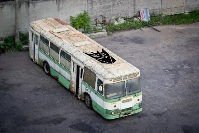 Заброшенные автобусы фото Они Нашли в Лесу Заброшенный Автобус, Войдя Внутрь Они Потеряли Дар Речи YouTu