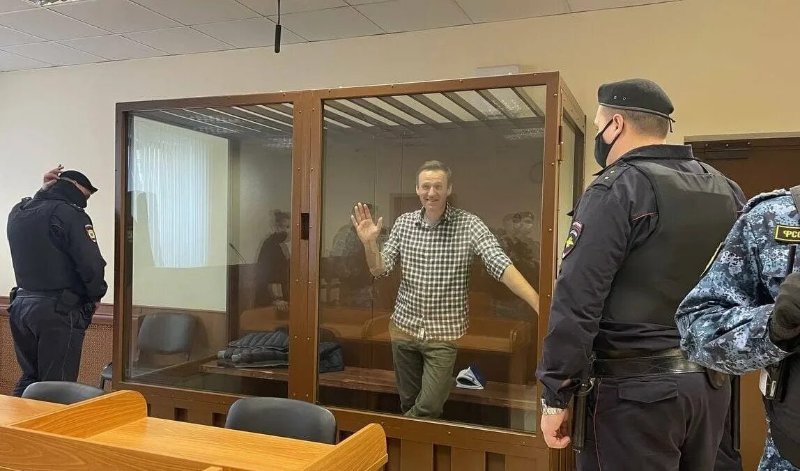 Суды против банков. Навальный в суде за решеткой. Суд над Навальным. Навальный в зале суда. Навальный в СИЗО сейчас.