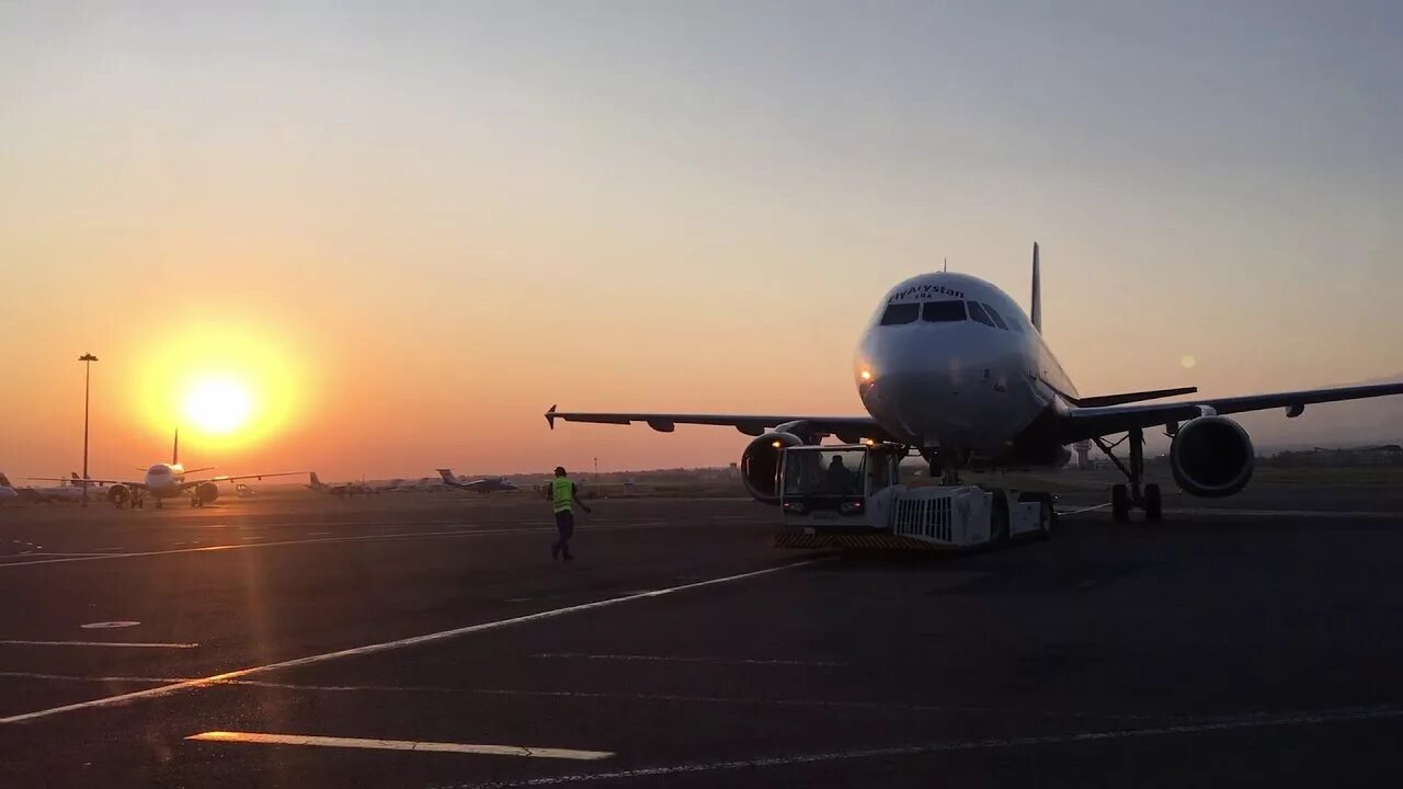 Авиабилеты арыстан купить. Буксировка самолета в аэропорту. Fly Arystan a320. Буксировка a320. Запуск а 320.