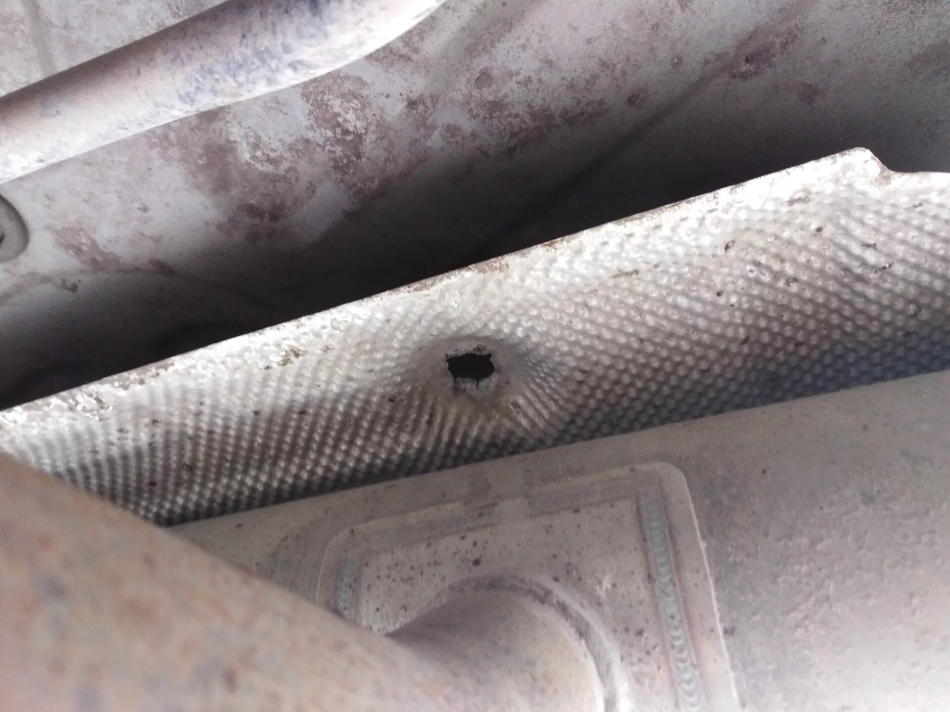 Термоэкран глушителя. Тепловой экран глушителя ниссан x-trail t31. тепловой экран глушителя ниссан кашкай j11. кашкай j10 термоэкран глушителя. qashqai j10 термоэкран катализатора.