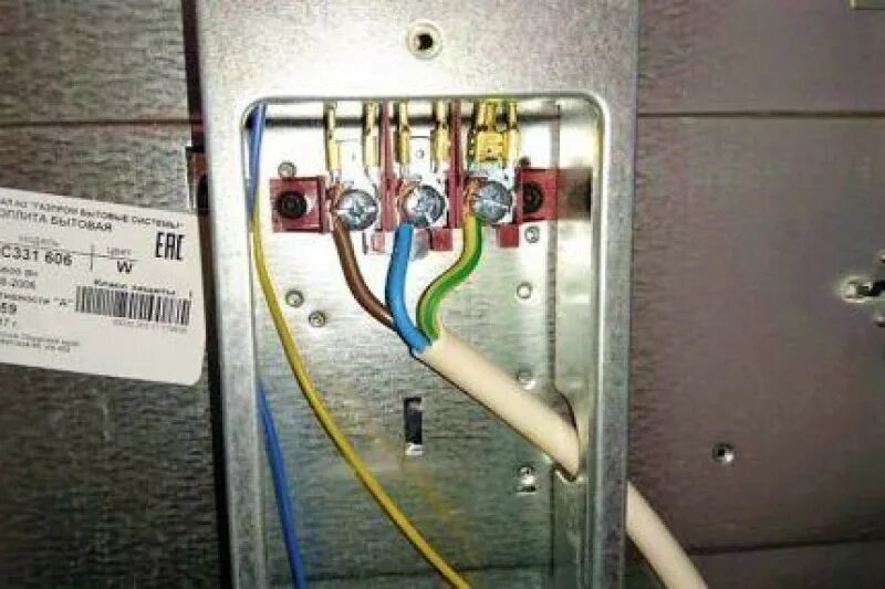 Подключение плиты спб. Подключить электроплиту Индезит 220 вольт. Электроплита бош подключить кабель. Электрическая плита 4 провода подключить.