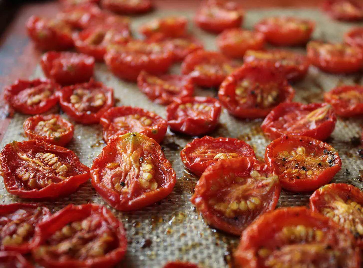 Вяленые помидоры в сушилке для овощей рецепты. Вяленые помидоры черри. Помидоры черри вяленые в духовке. Томаты черри вяленые. Вяленые томаты черри в духовке.