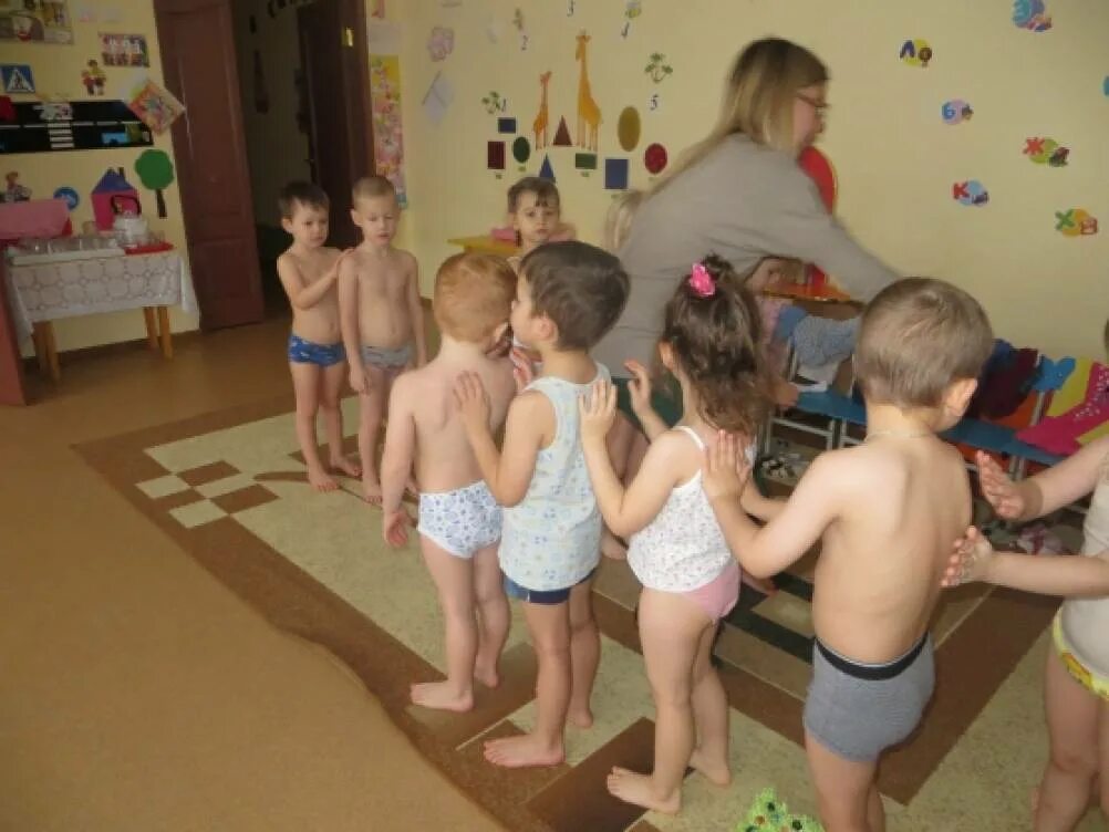 Закаливание младшая группа. Закаливание в детском саду. закаливание детей в детском саду. закаливание дошкольников в детском саду. дети закаляются в садике.