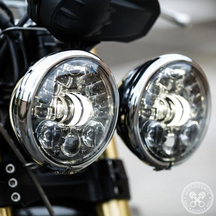 Кастом свет. Кастом фары на мото. Кастом свет. Фара мотоциклетная кафе рейсер. Royal enfield 7'' led headlight.