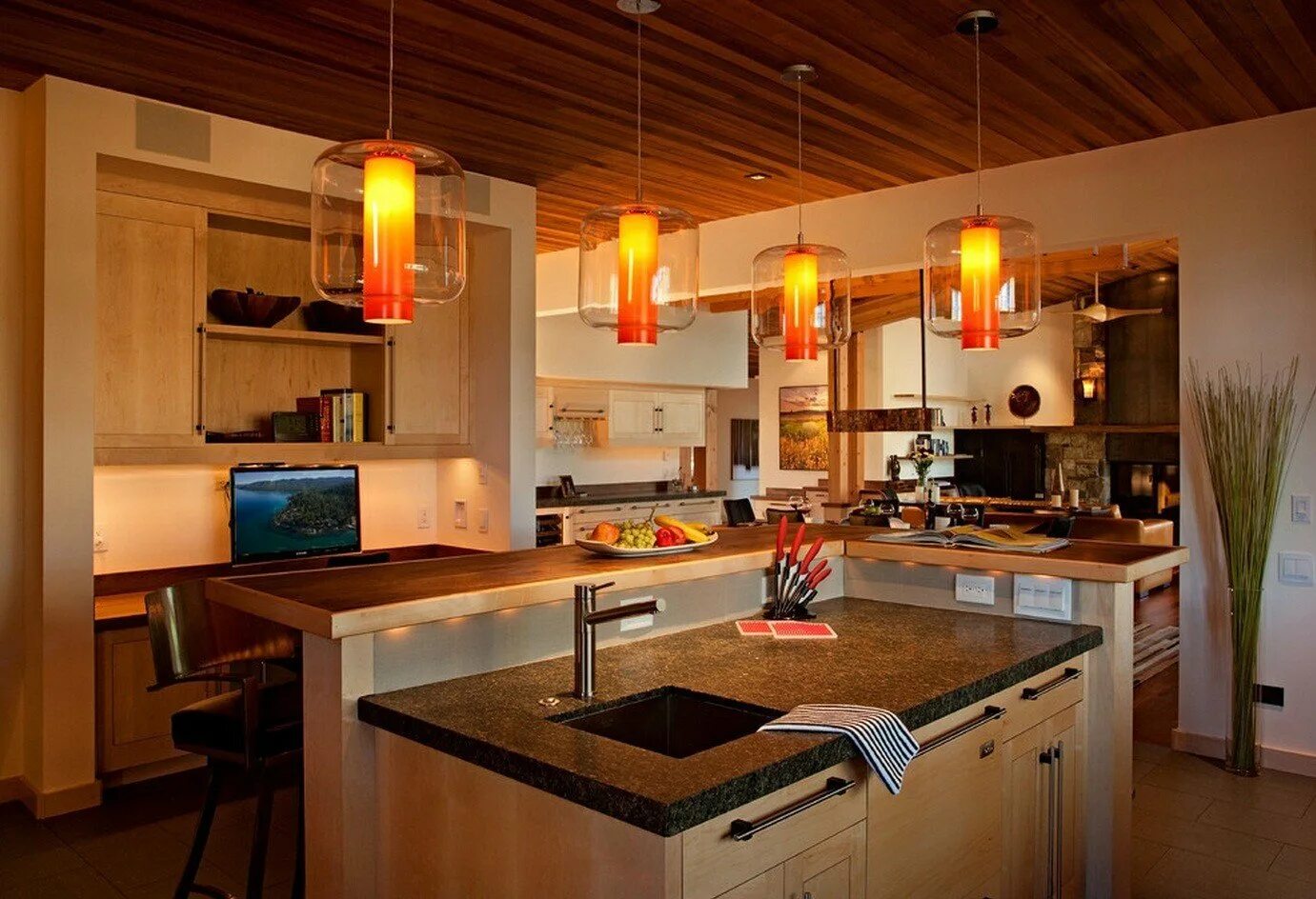 Свет на кухне. Освещение в доме. Освещение кухонного стола. Свет на кухне в доме. Освещение кухонной зоны.