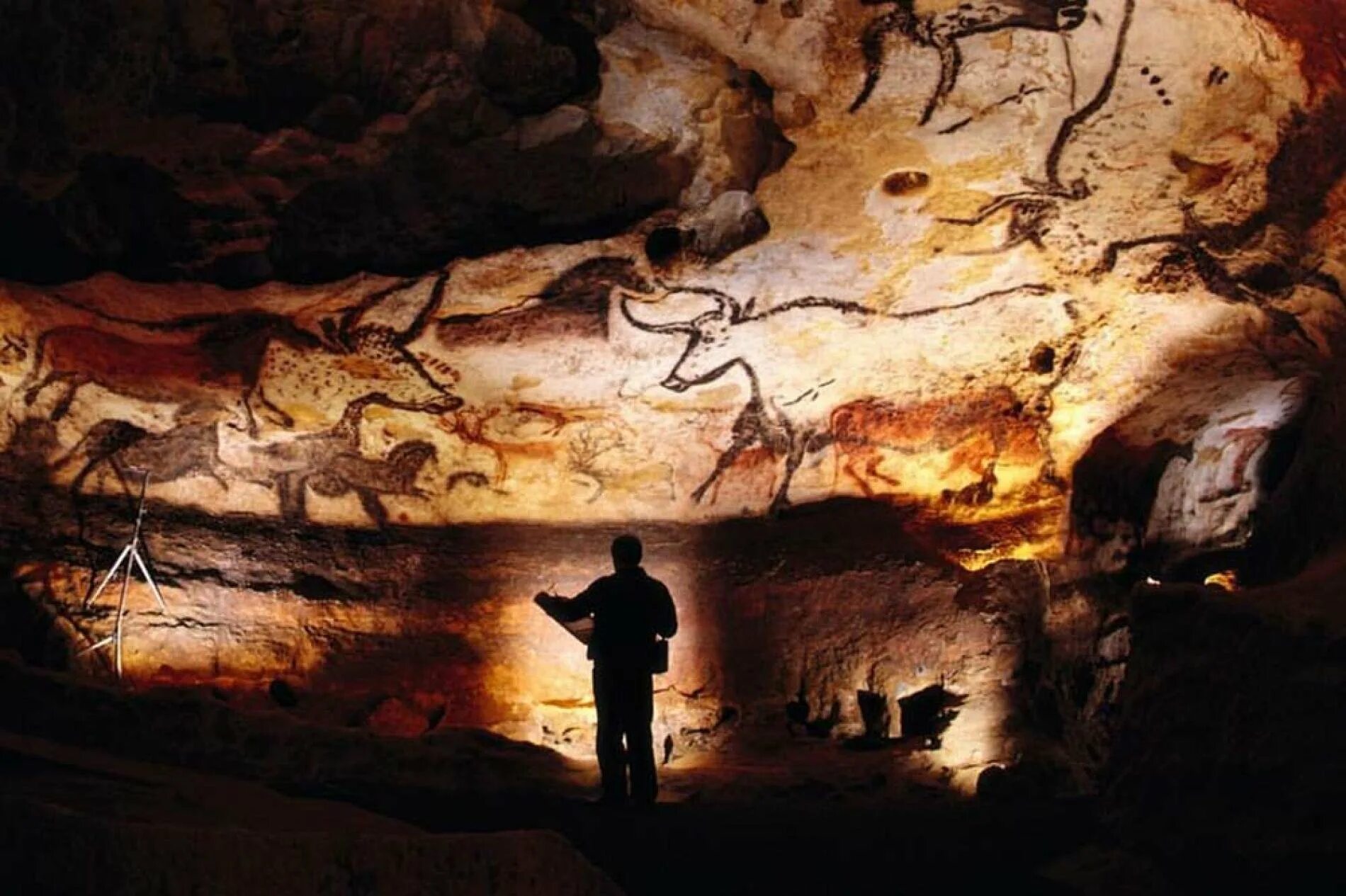 Ancient cave. Пещера Альтамира в Испании. Пещера Ласко. Пещера Альтамира Наскальная живопись. Первобытное искусство пещера Ласко.