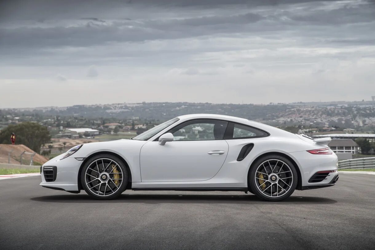 Порше сбоку. Порше 911 турбо. porsche 911 turbo s 2017. порше турбо 911 белый. porsche 911 turbo s 992 white.