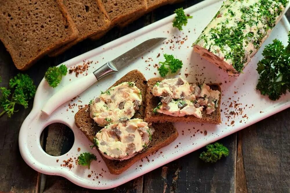 Намазка на бутерброд с сыром. Масло килечное. селедочное масло. бутерброды с ржаным хлебом. бутерброды с селедочным маслом.