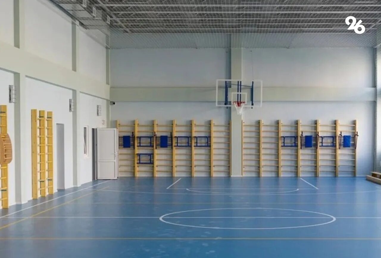Спортивный зал победа. МБОУ СОШ 50 Ставрополь. Школа 50 Ставрополь спортивный зал. 39 Школа Ставрополь спортзал. 26 Школа физкультурный зал.