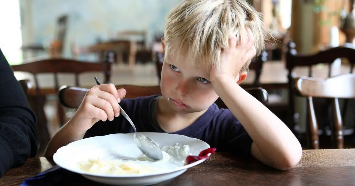 дети за столом. дети за столом. овсянка каша. каша смотрит. молочная каша геркулес.