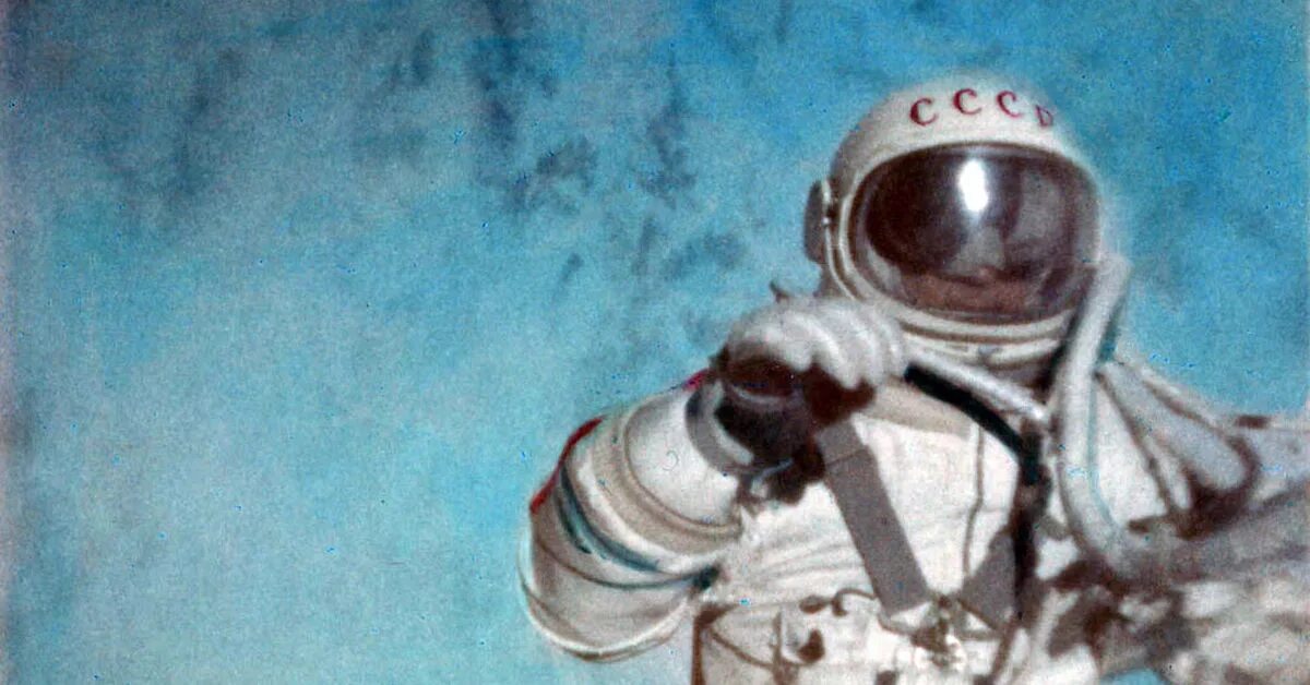 Первый российский космонавт вышедший в открытый космос. Леонов первый выход в открытый космос.