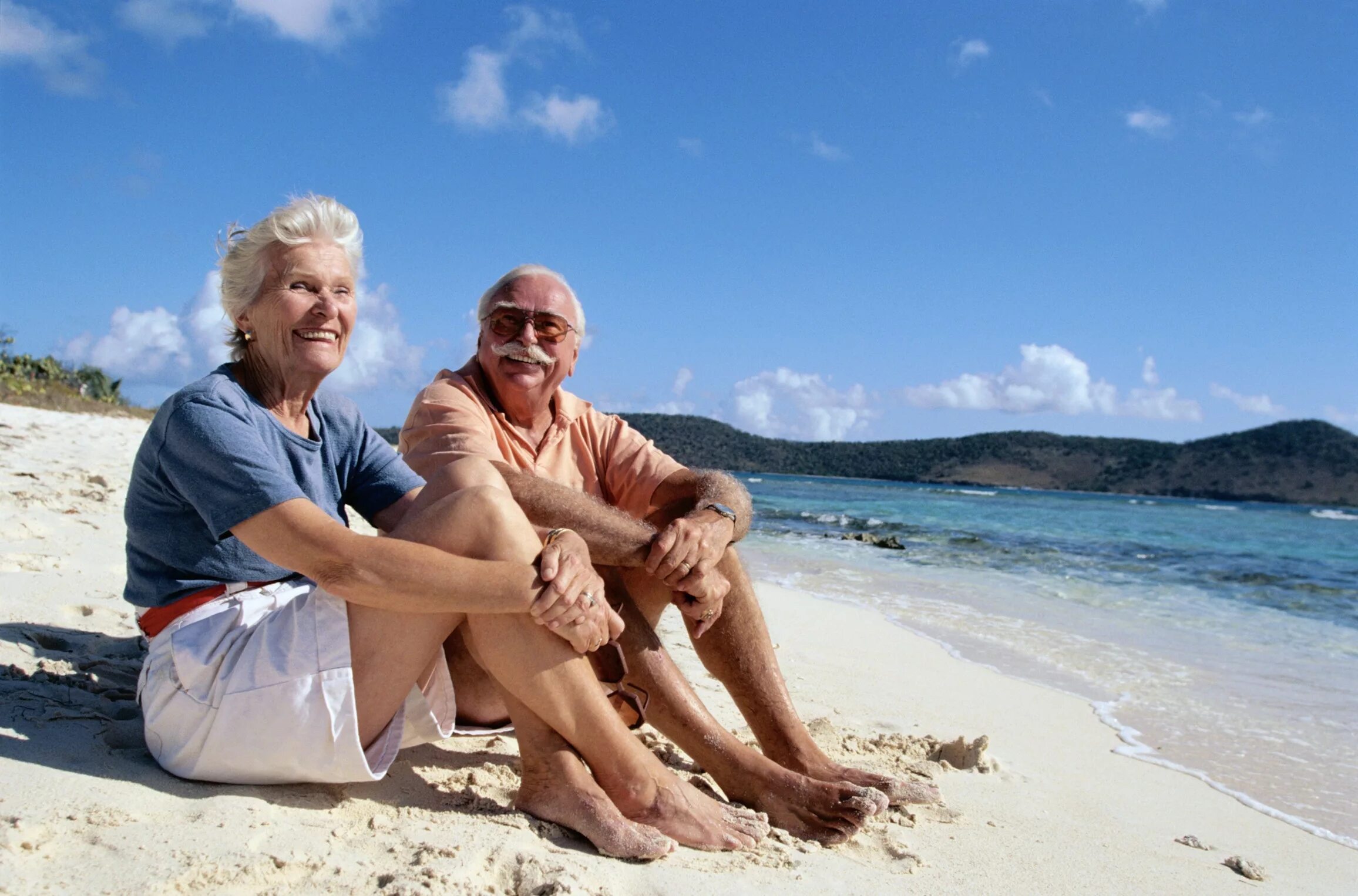 Счастливые пенсионеры. Старик и море. Старики на отдыхе. Пожилая пара на море. Бабушки путешествуют