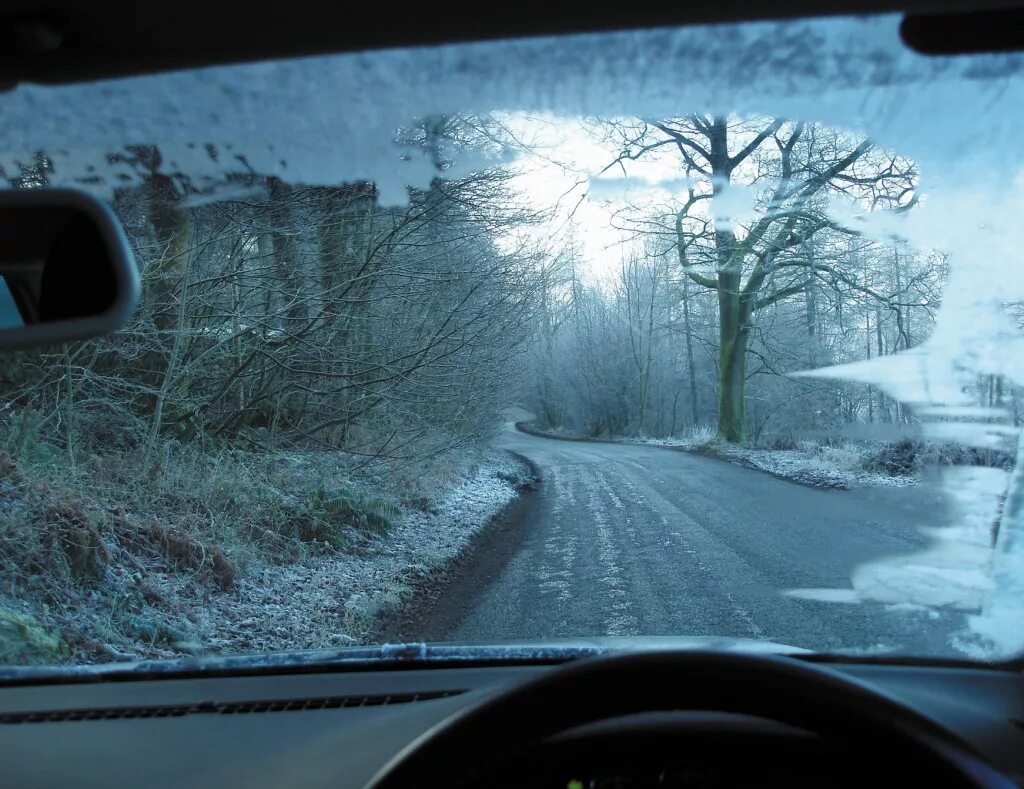 Вид из машины зимой. Вид из окна автомобиля. Дорога из окна машины. Вид из окна машины зимой. В дороге за рулем автомобиля