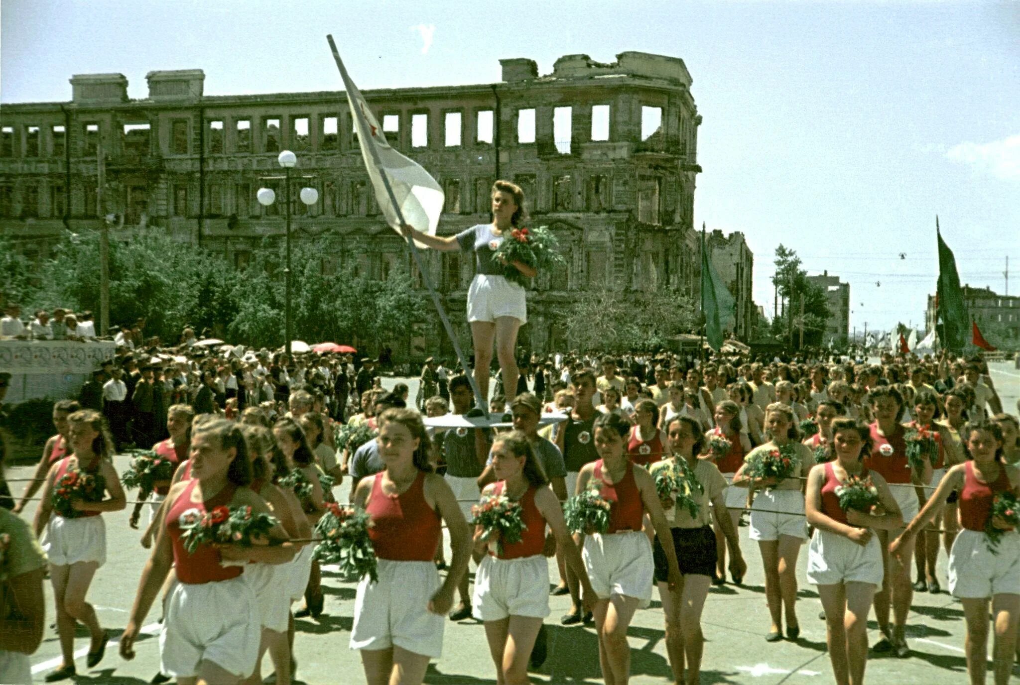 Спорт в послевоенное время. Парад физкультурников 1945 года. Сталинград спортивный парад 1945г. Всесоюзный парад физкультурников 1945. Сталинград после войны 1945.