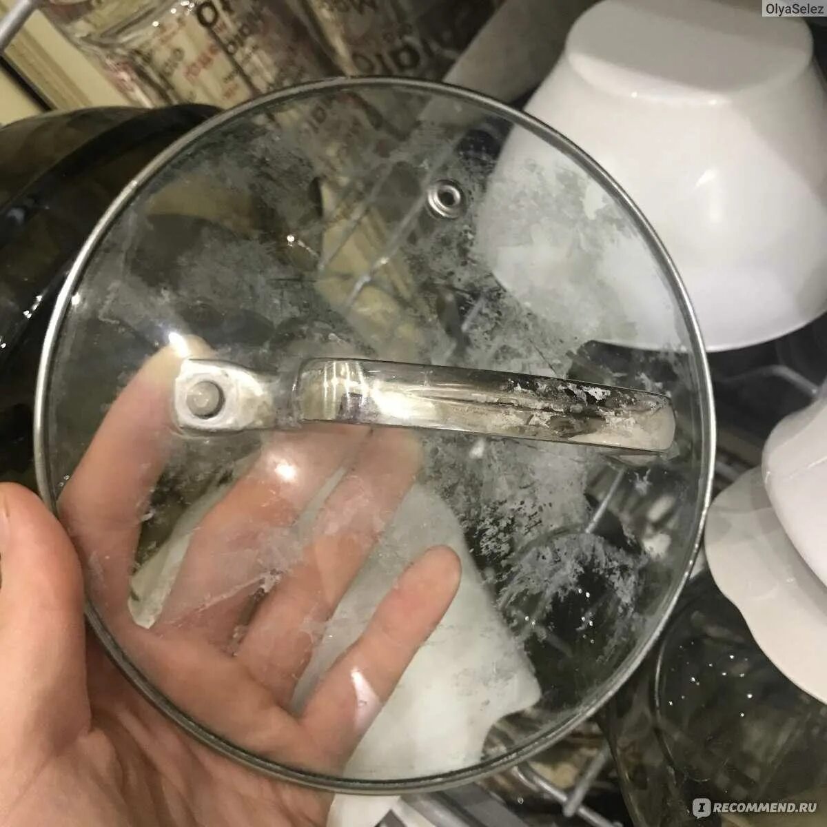 Налет на посуде после мытья. Белый налет на посуде и в посудомоечной машине. Налёт на посуде после посудомойки. После посудомойки посуда в белом налете. Белый налет на стекле после посудомойки.