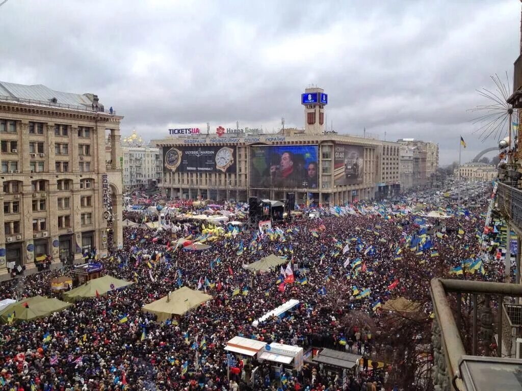 Майдан по первому. Киев площадь независимости 2013. Майдан 2013. Майдан Незалежности 2013. Киев Майдан.