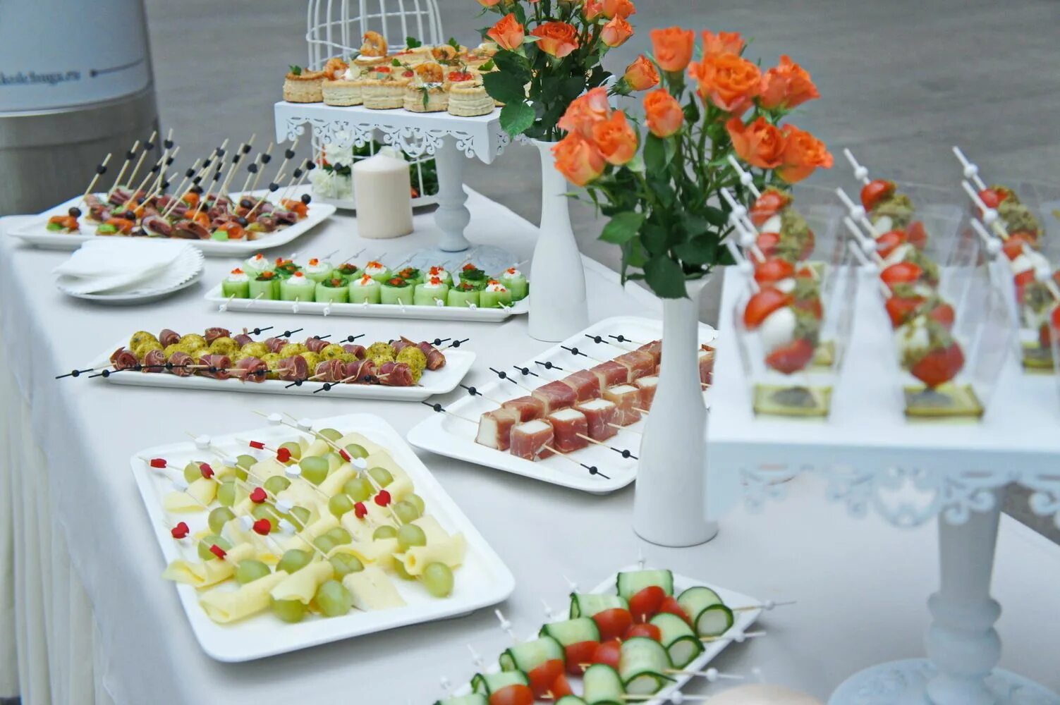 Украшение фуршетного стола. Стол фуршет. Небольшой фуршетный стол. Посуда для фуршета. Посуда для фуршетного стола.