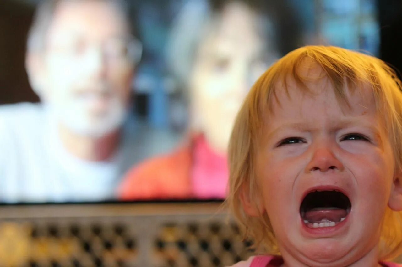 Why she crying. Английские дети плачут. Star Kids плачет. Ребенок плачет в музее. Birthday Kid crying.