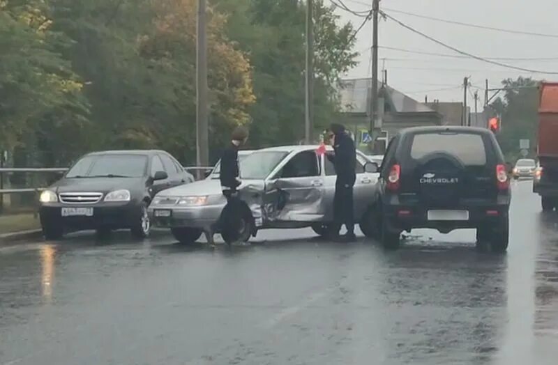 маленькая сызрань авария. последние аварии в сызрани. авария в сызрани сегодня. маленькая сызрань 18 сентября авария на перекрёстке. авария рено сандеро степвей.