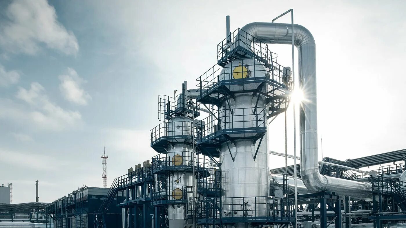 Завод переработки нефтепродуктов. Омский нпз каталитический крекинг. газоперерабатывающий завод астрахань. нефтегазовый комплекс. промышленность.