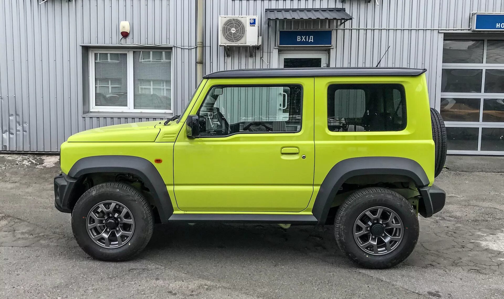 Suzuki jimny зеленый. Suzuki jimny 2022. Сузуки джимни 2021 красный. Зеленая судзуки джимни. Сузуки джимни 2021.
