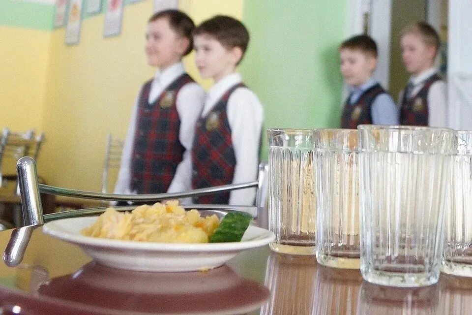 Столовая в школе. Столовая в школе. Есть ли бесплатные обеды в школе. Питание в школьных столовых. Питание в школе.