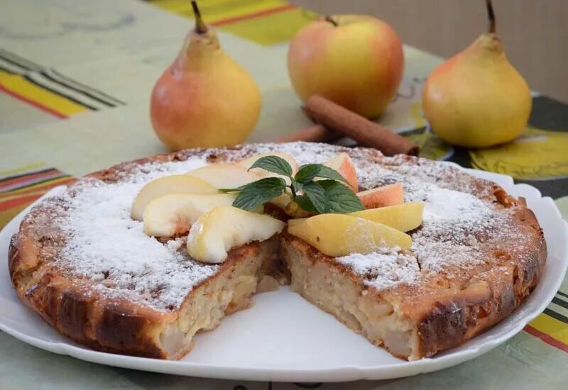 Яблоки заливные тестом. Шарлотка с яблоками и грушами. Яблочно грушевый пирог. Пирог с грушей и творогом. Заливной грушевый пирог.