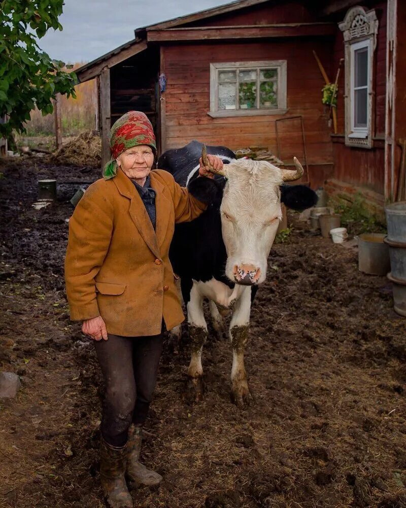 В каких сферах заняты жители сельской местности. Деревенская жизнь. Бабушка в деревне. Сельские жители. Жители сельской местности.