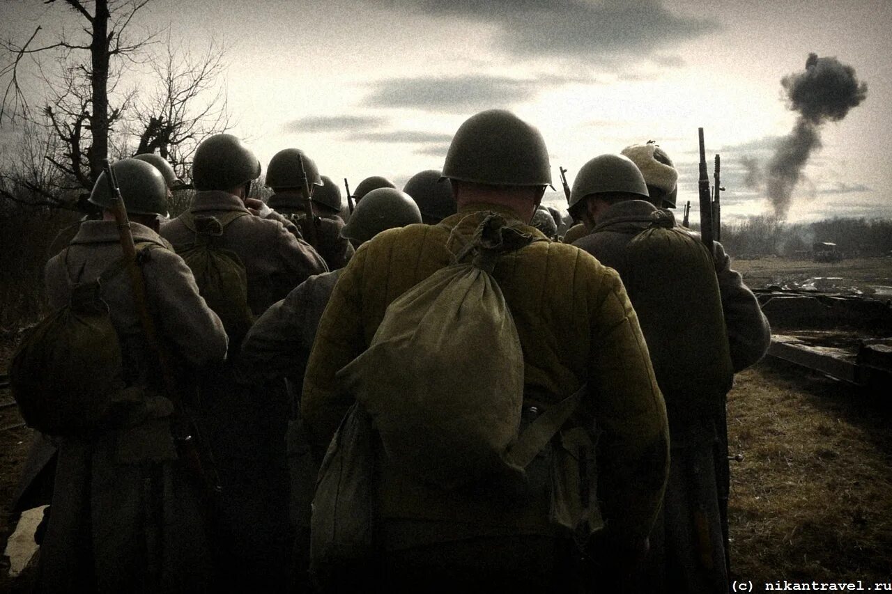 шёл солдат. на войну защищать свою страну. шёл солдат. артисты на войне. шли бойцы слушать.