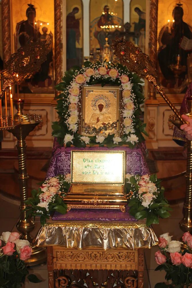 Мощи матроны московской в москве покровский монастырь. Мощи матроны помощь. Мощи матроны помощь. Покровский монастырь мощи матроны московской. Мощи святой блаженной матроны московской.