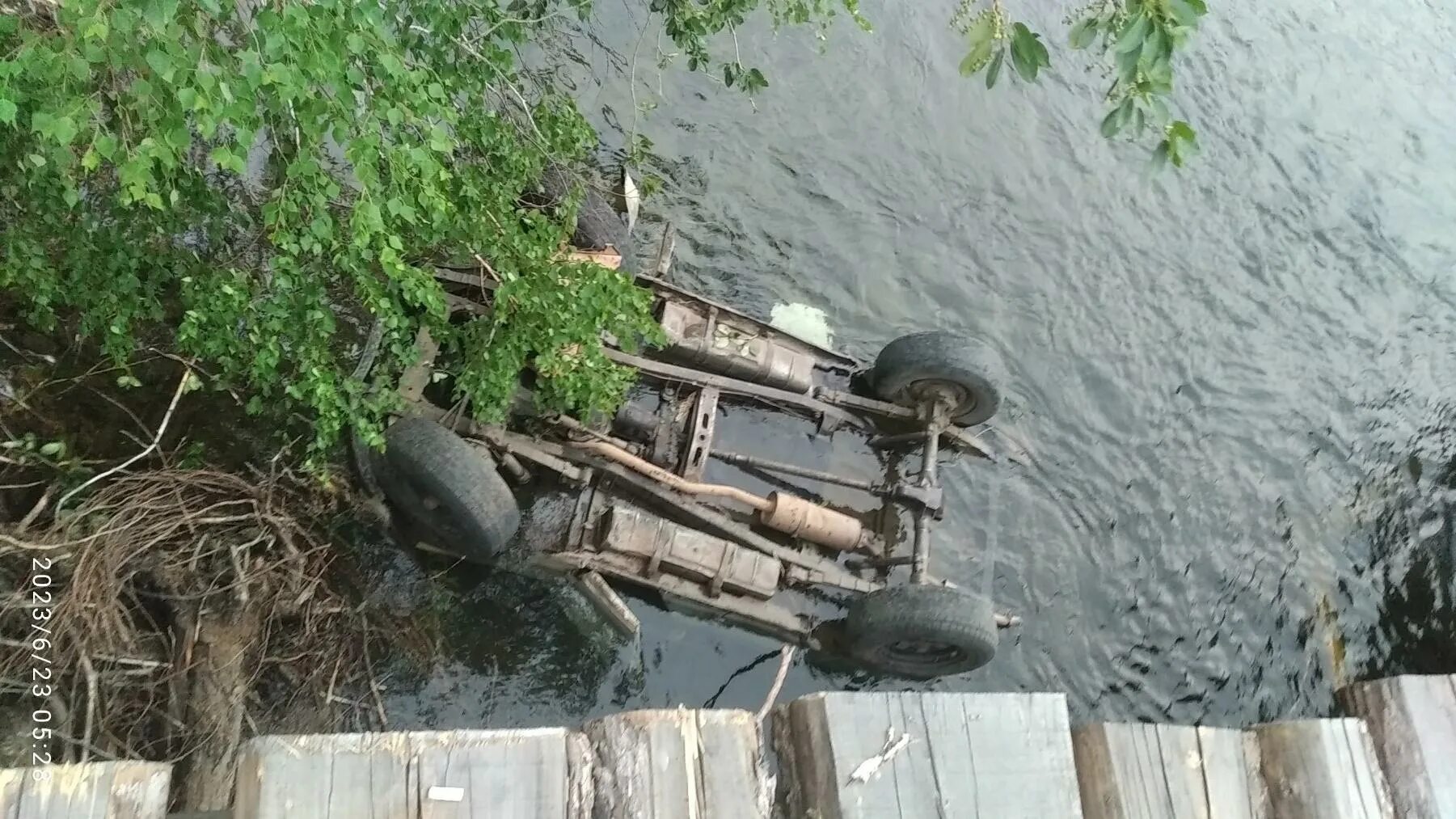 Река гиб. Машина упала в реку. ДТП В Улан-Удэ на Селенгинском мосту. Река. Речка Карлутка 23 июня 2023.