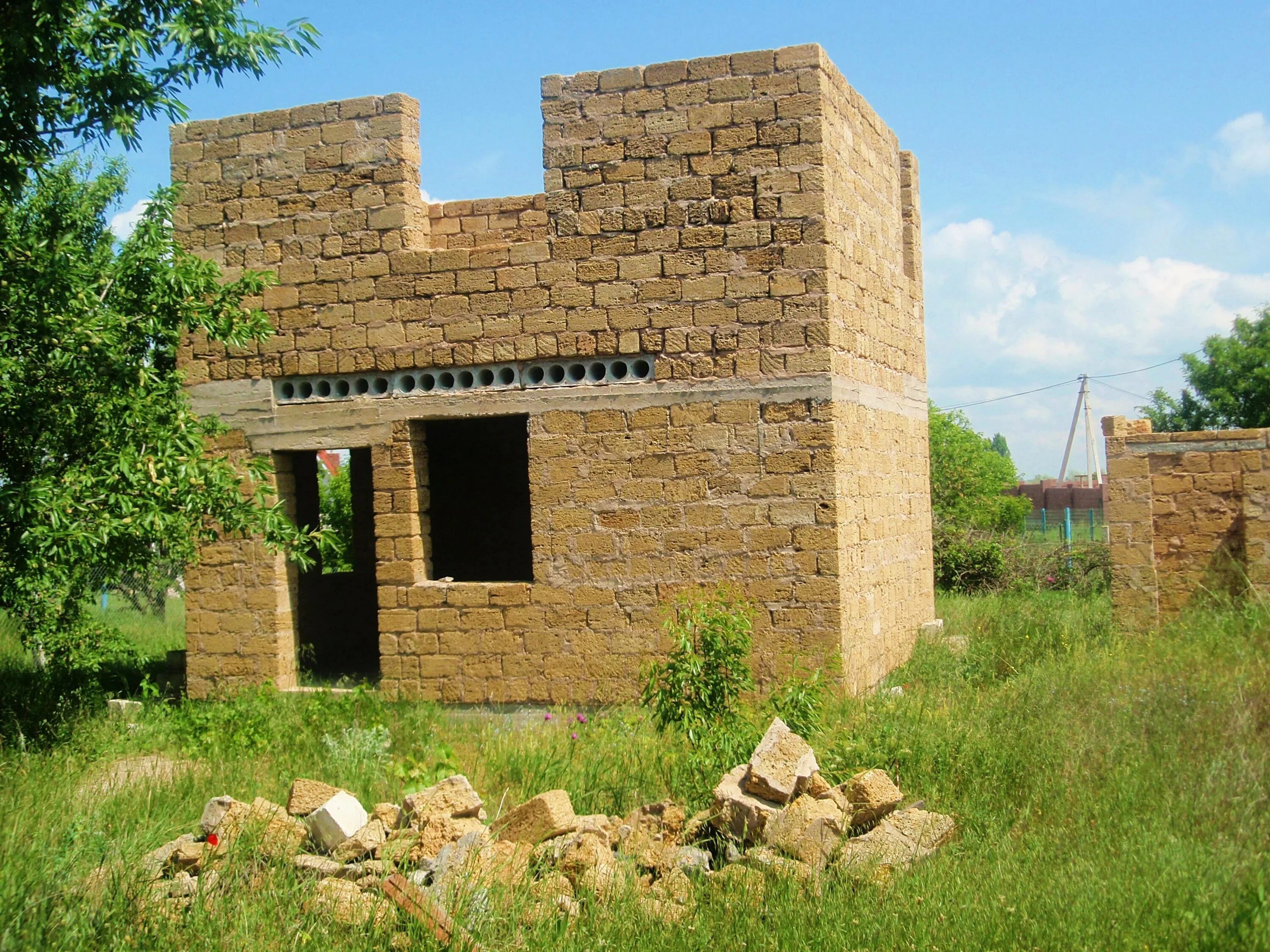 Дома из ракушечника в крыму. Крымский дом из ракушняка в крыму. Ракушняк в крыму дома из ракушняка. Ракушняк в крыму дома из ракушняка. Крымский песчаник ракушечник.