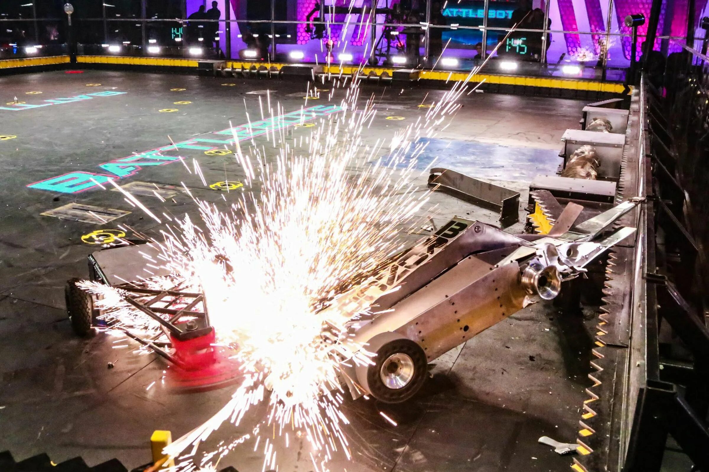 Бои роботов Battlebots. Батл ботс битвы роботов. Битвы роботов Дискавери. Битва роботов прямая