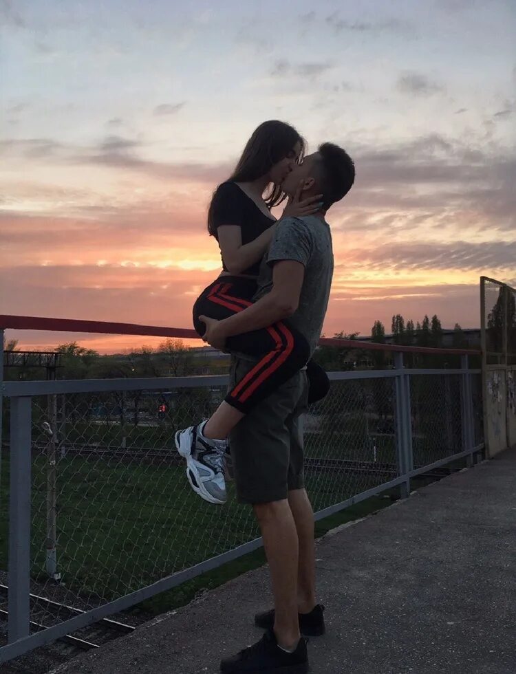 Мужчина и женщина обнимаются. Парень и девушка фотосессия. Приятного аппетита фильм 2010. Артур бабич 2022. Новая девушка литвина адель.