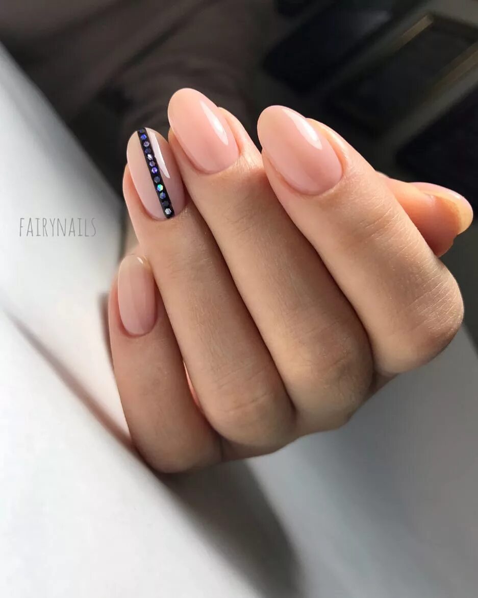 Маникюр нюд с черной полосой Pin on Male nail gaze