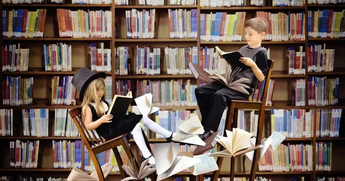 Дети в библиотеке. Читатели в библиотеке. Чтение в библиотеке. Школьник читает книгу.
