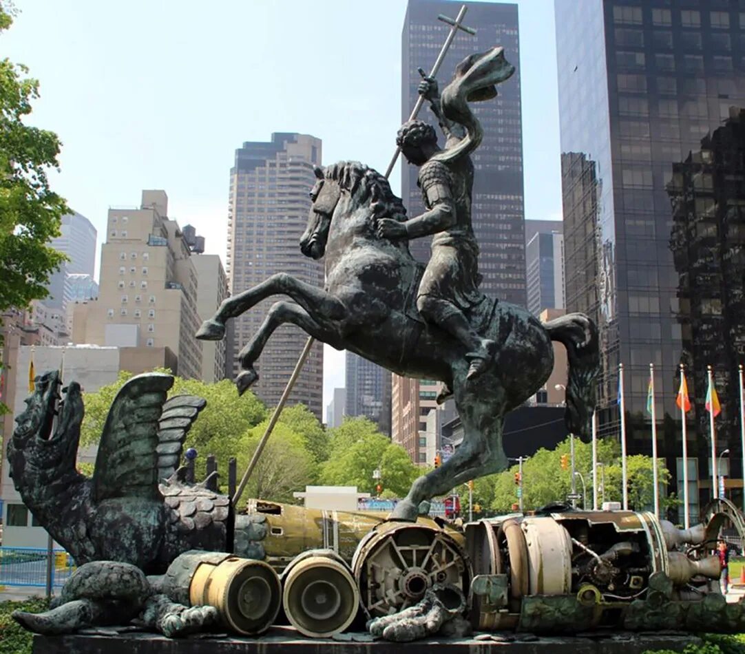 Скульптура Церетели в Нью-Йорке. Статуя перед ООН В Нью-Йорке. Около оон