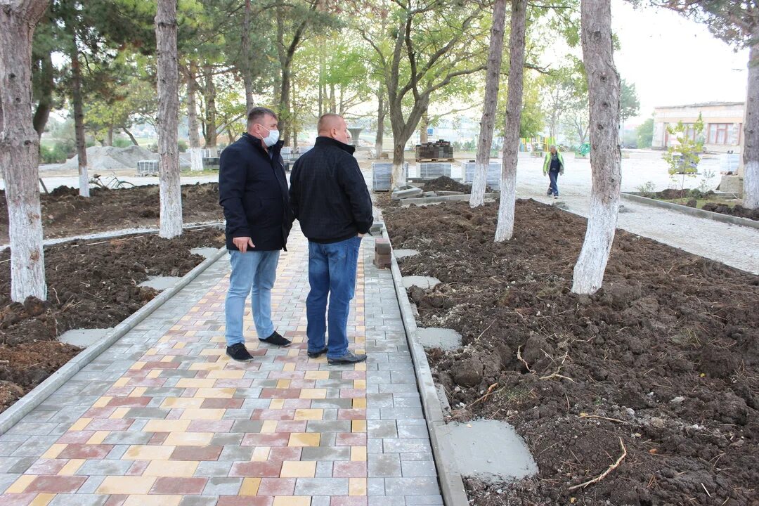 Ивановка (Сакский район). Село Фрунзе Сакского района амбулатория. Администрация села Фрунзе.