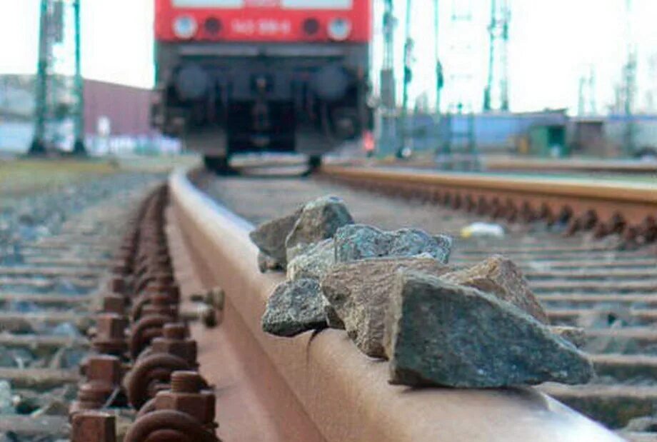 рельсы. почему рельсы не кладут на землю. рельсы на деревянных шпалах. почему рельсы не кладут на землю. почему рельсы не кладут на землю.