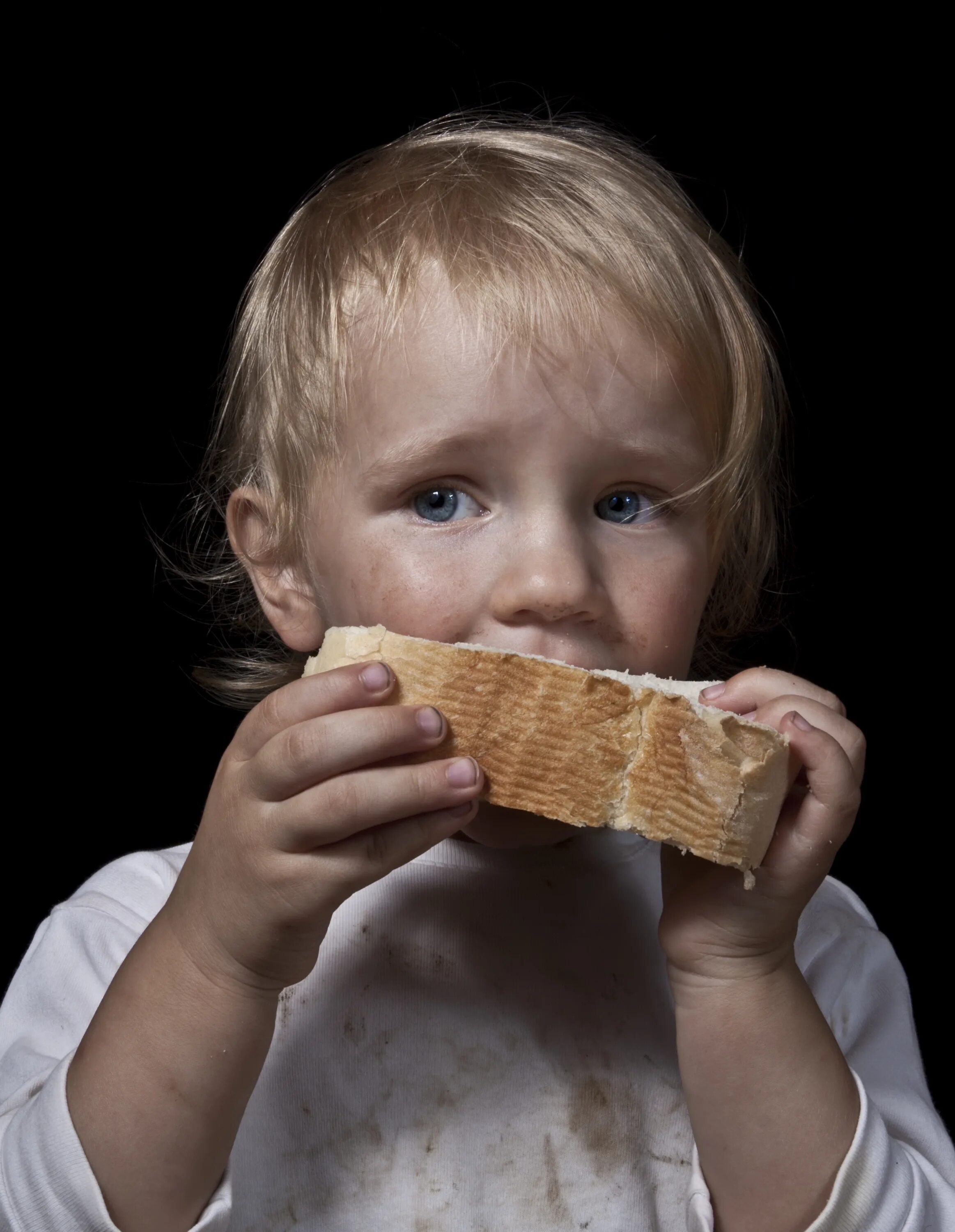 Голодный малыш. Хлеб для детей. Ребенок с куском хлеба. Мальчик с хлебом. Мальчик ест хлеб.