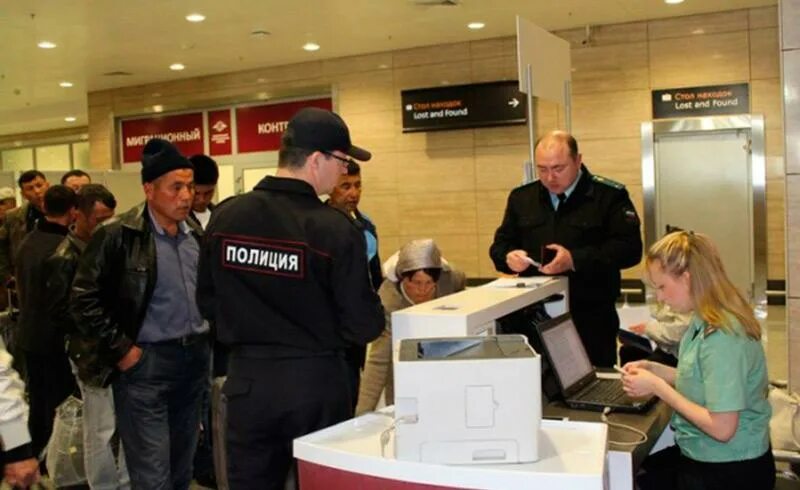 Аэропорт питер пулково табло. Пассажиры аэропорта пулково. Аэропорт пулково. Зона вылета пулково 1. Служба аэропорта санкт петербург.